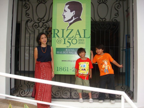 Lisa Tinio Bayot at Museo Pambata, with some children who watched her presentation. Rizal as  a hero as a young hero for the Filipino child, 28 May 2011.